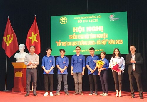 Giám đốc Sở Du lịch Hà Nội Trần Đức Hải và Phó Bí thư Thành đoàn Hà Nội Nguyễn Đức Tiến trao tặng hoa cho đại diện Ban quản lý các địa điểm hoạt động sau khi tiếp nhận lực lượng tình nguyện viên